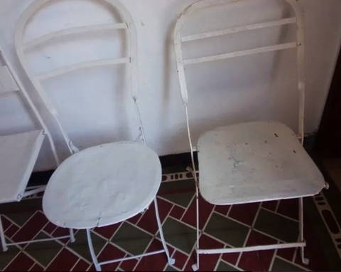 Antiguas sillas plegables de chapa