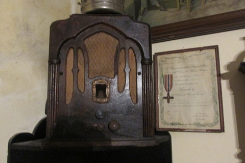Radio tipo capilla a válvulas. “ Roma” Para restaurar. Completa con detalles técnicos