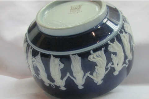 English ceramic bowl from the Dancing Ladies collection sealed on its base en internet