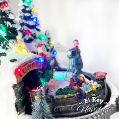 Escena Navideña Papa Noel fotografiandose con tren con luz y musica - tienda online