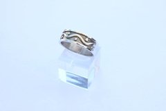 Anillo ancho con guarda griega