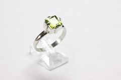 Anillo Exclusivo: piedra preciosa peridoto