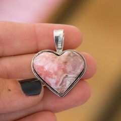 Dije corazón realizado a mano en plata 925 con piedra rodocrosita (A pedido) - comprar online