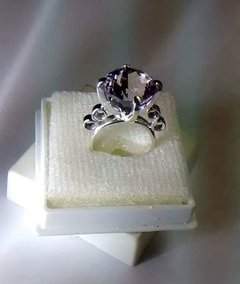 Anillo exclusivo: piedra amatista facetada (A pedido)