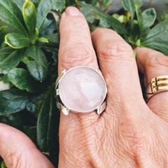 Anillo macizo con piedra cuarzo rosa - plata 925