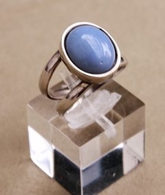 Anillo ovalado con piedra ópalo azul