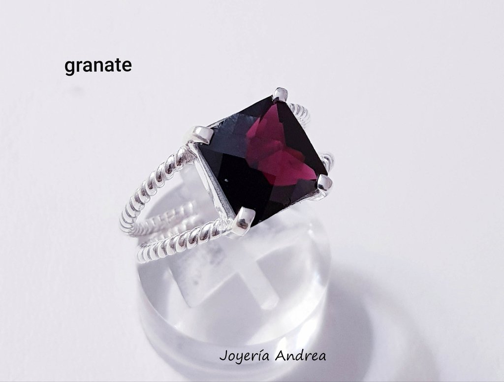 Anillo 2025 de granate