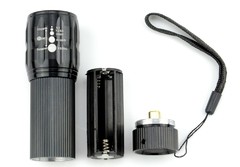 Mini lanterna Tática com Zoom Ajustável com alça Tam. 11 cm LY8400 - comprar online