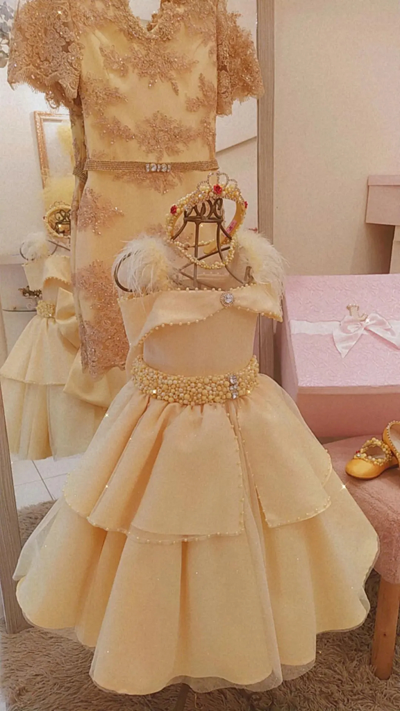 Vestido Barbie Plumas - Toda Encanto