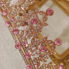 Tiara coroa coleção Leonor de Lencastre com Cristais rosa REF. lm0601 - Toda Xilique