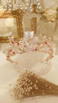 Imagem do Coroa com flores, borboletas e cristais vermelhos da coleção Cerimonial REF lm0697