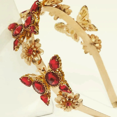 Tiara dourada com flores e borboletas com cristais vermelhos da coleção Leonor de Lencastre REF. lm0698 - loja online