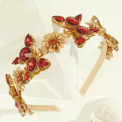 Tiara dourada com flores e borboletas com cristais vermelhos da coleção Leonor de Lencastre REF. lm0698