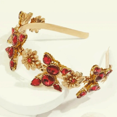 Tiara dourada com flores e borboletas com cristais vermelhos da coleção Leonor de Lencastre REF. lm0698 - Toda Xilique