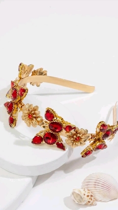 Tiara dourada com flores e borboletas com cristais vermelhos da coleção Leonor de Lencastre REF. lm0698