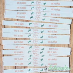 Imagen de Combo 15 años: 100 pulseras + 12 números de mesa + stickers kits de baño