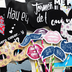 Kit 25 accesorios y carteles vintage photobooth con palitos de colores - DCD Eventos® - Casamientos y fiestas temáticas