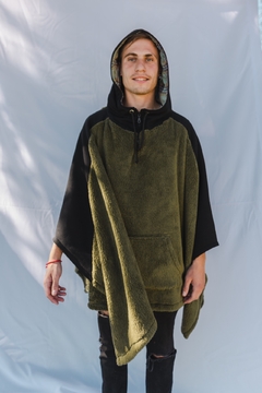 Buzo Poncho SAM | Verde militar con negro - comprar online