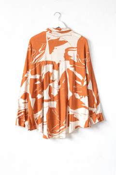 Camisa MANU, Camisa con estampa abstracta con abertura en laterales y 1 bolsillo plaqué - comprar online