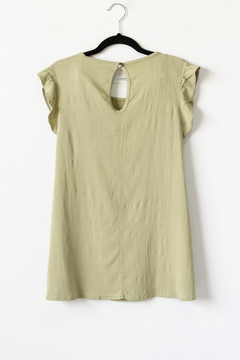 Blusa ANNA, Blusa de lino liso amplia con voladitos en las sisas, y botón en espalda para acceder - tienda online