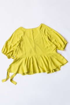 Blusa CAREY, Blusa de poplin escote cruzado con lazo para atar y manga abullonada - comprar online