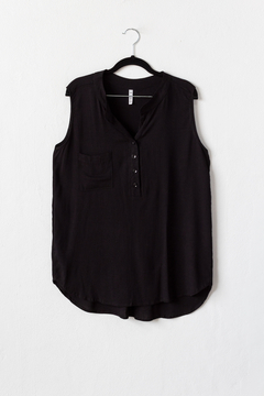 Blusa MAITE, Blusa de lino elastizado de cuello mao sin mangas y con bolsillo plaqué - comprar online