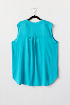 Imagen de Blusa MAITE, Blusa de lino elastizado de cuello mao sin mangas y con bolsillo plaqué