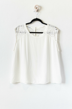 Blusa MARIEL, Blusa con hombros delanteros y canesú de la espalda de broderie - comprar online