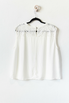 Blusa MARIEL, Blusa con hombros delanteros y canesú de la espalda de broderie - SYES | Mayorista