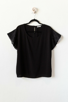 Blusa MAGDALENA, Blusa con mangas de broderie. - SYES | Mayorista