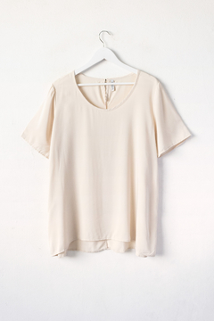 Blusa RITA, Blusa básica con escote redondo y abertura en espalda - comprar online