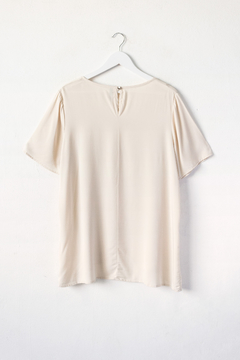 Blusa RITA, Blusa básica con escote redondo y abertura en espalda en internet