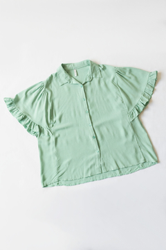 Blusa Cokona, Blusa estilo camisa con cartera oculta y botones, mangas mariposa con volados