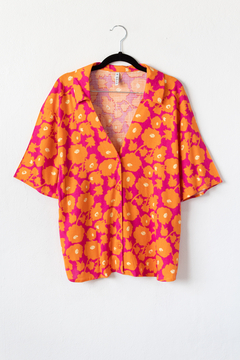 Camisa NICOLE, Camisa de lino estampado escotada con botones y manga caída - tienda online