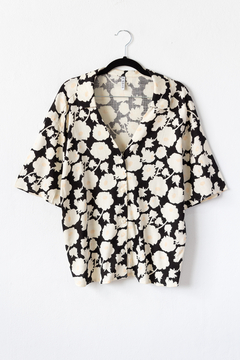 Imagen de Camisa NICOLE, Camisa de lino estampado escotada con botones y manga caída