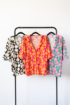 Camisa NICOLE, Camisa de lino estampado escotada con botones y manga caída - comprar online