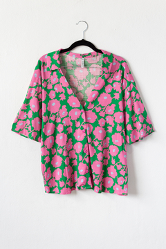 Camisa NICOLE, Camisa de lino estampado escotada con botones y manga caída - comprar online