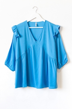 Blusa NOELIA, Blusa escote v amplia con manga 3/4 y volados en hombros - tienda online