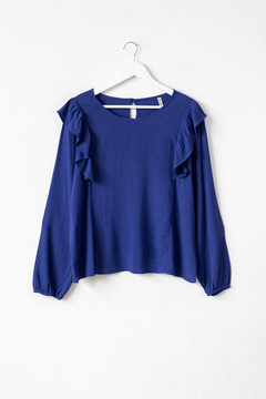Blusa CLARIBEL, Blusa cuello redondo con volados y boton en espalda para acceder - comprar online