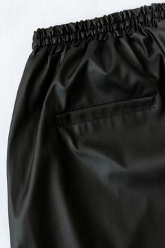 Pantalón AGNES, Pantalón jogging de cuerina con cintura elástica y bolsillos en internet