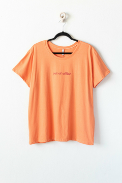 Remera MARIN , Remera con estampa OUT OF OFFICE - SYES | Mayorista