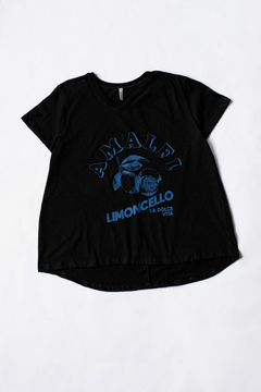 Remera TILO, Remera cuello de ribb y ruedo curvo ESTAMPA AMALFI - comprar online