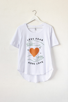 Remera SUSAN, Estampa Less fear more love - tienda online