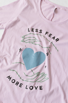 Remera SUSAN, Estampa Less fear more love - comprar online