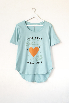 Remera SUSAN, Estampa Less fear more love - SYES | Mayorista