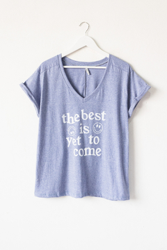 Remera CHANELLE, Remera de algodón estampa The best is yet to come - SYES | Mayorista