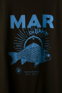 Imagen de Remera ASTER, Remera con cuello de ribb, ESTAMPA PEZ // MAR DA BAHIA