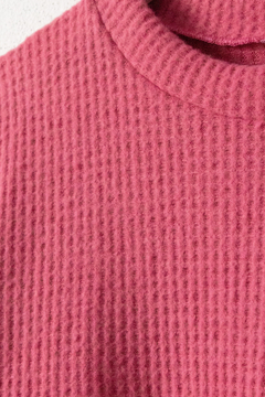 Imagen de Sweater Carolanne, Sweater manga larga con caida y cuello redondo.