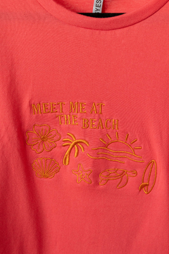 Remera DOHA, Remera bordado delantero MEET ME AT THE BEACH - tienda online