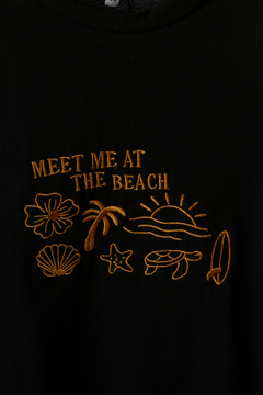 Remera DOHA, Remera bordado delantero MEET ME AT THE BEACH